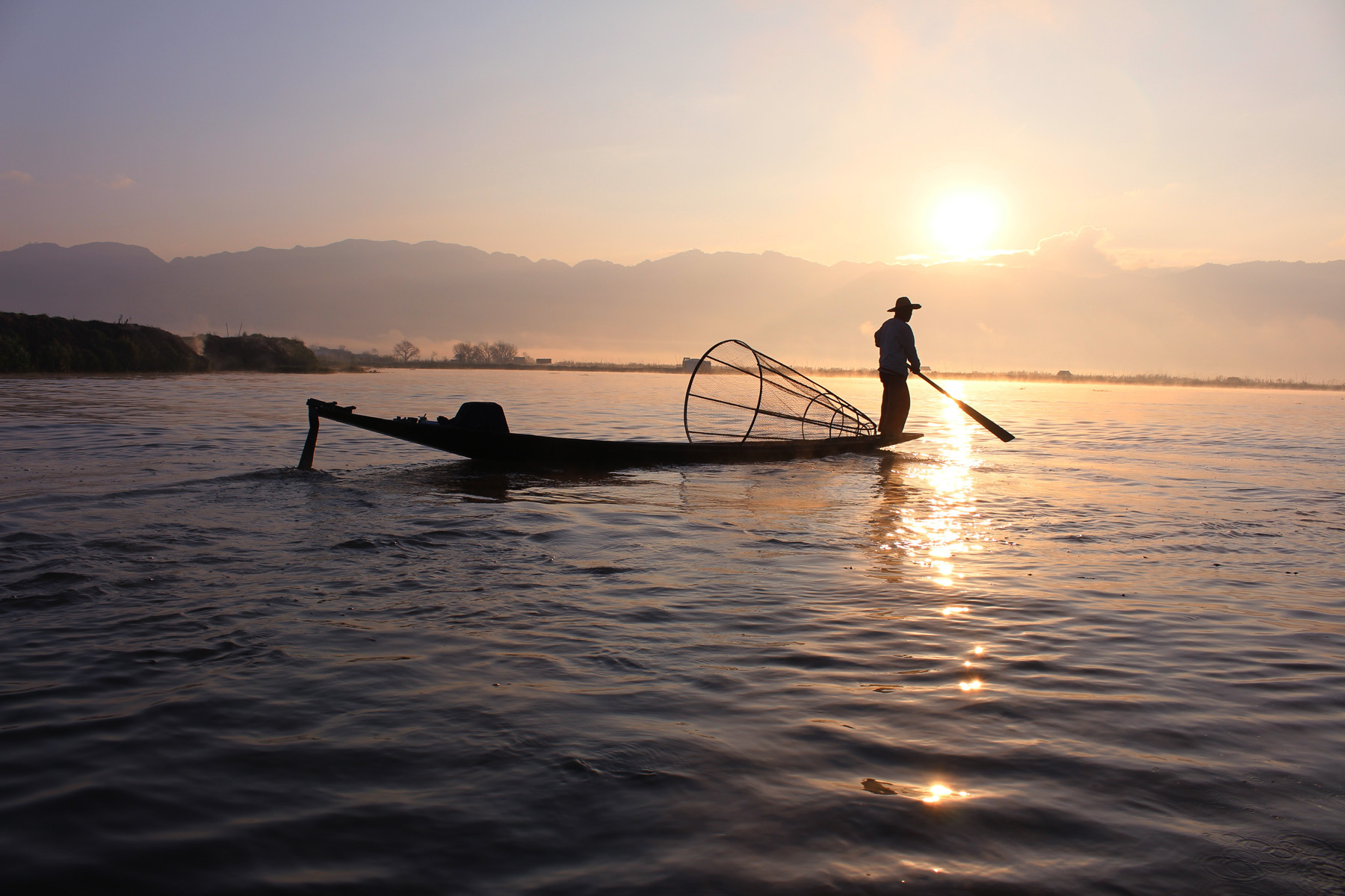 分享一张美图:曦阳打渔人