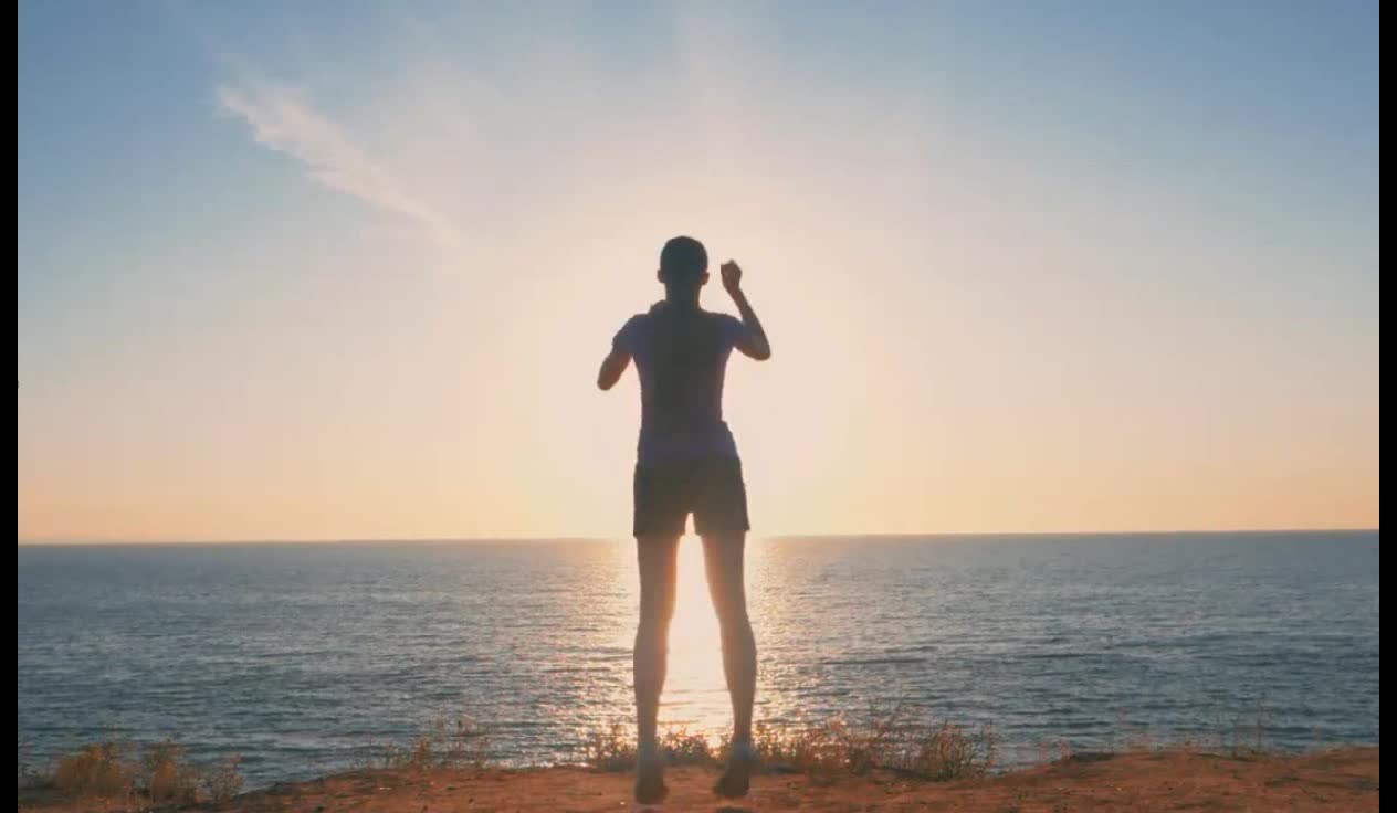 女性在海边夕阳下跳跃_1531140415_20180709204849_0877.jpg