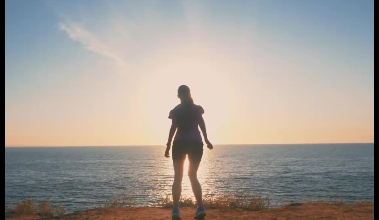 女性在海边夕阳下跳跃_1531140415_20180709204848_0659.jpg