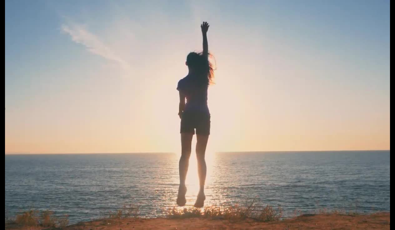 女性在海边夕阳下跳跃_1531140415_20180709204851_0947.jpg